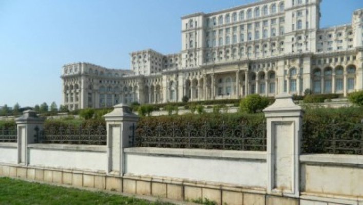 Zidul Parlamentului ar putea fi dărâmat. Preşedintele Camerei Deputaţilor vrea mai mult spaţiu verde